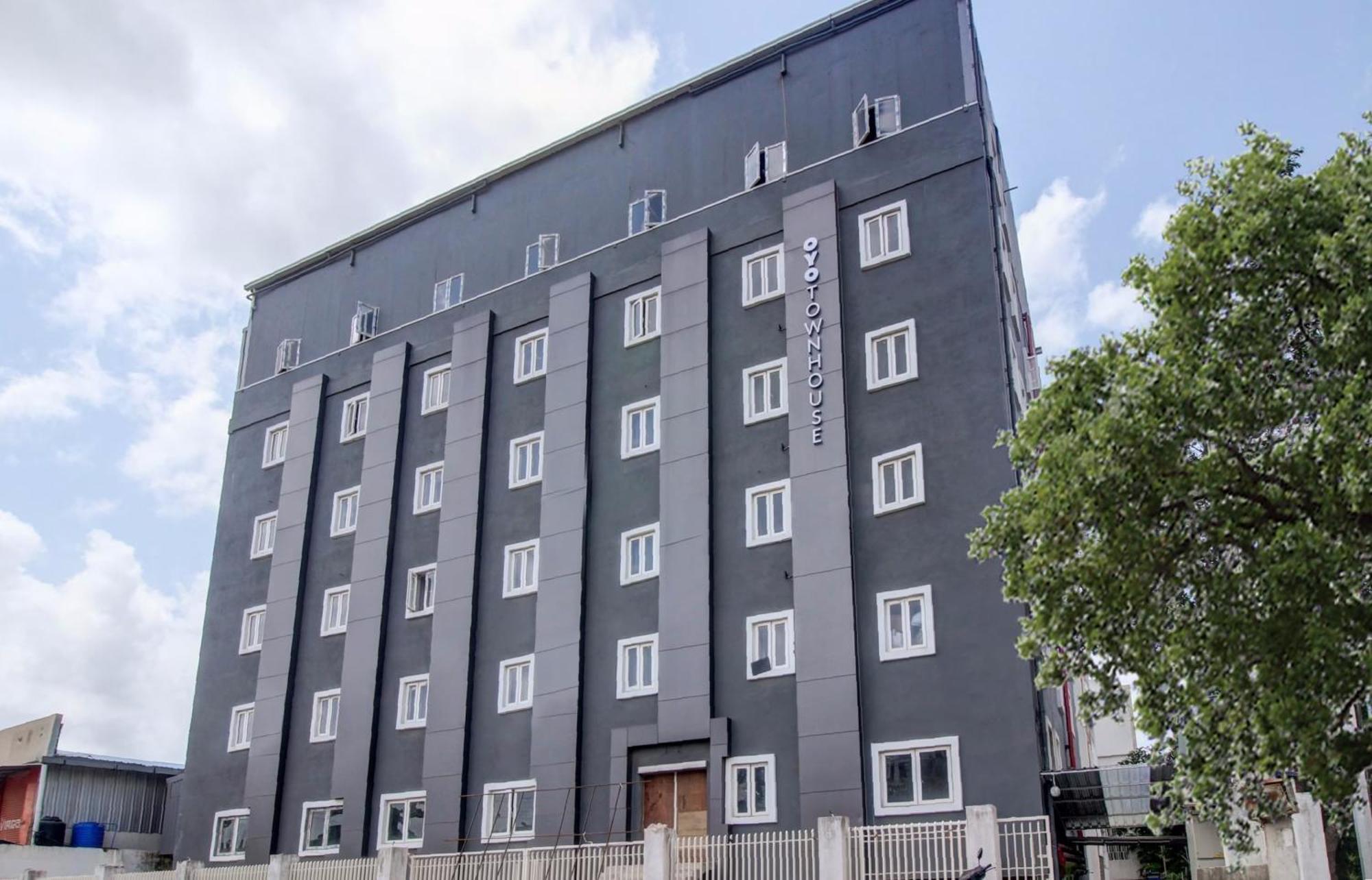 Super Townhouse Rcc Majestic 397 Lb Nagar Hotel Hyderabad Bagian luar foto