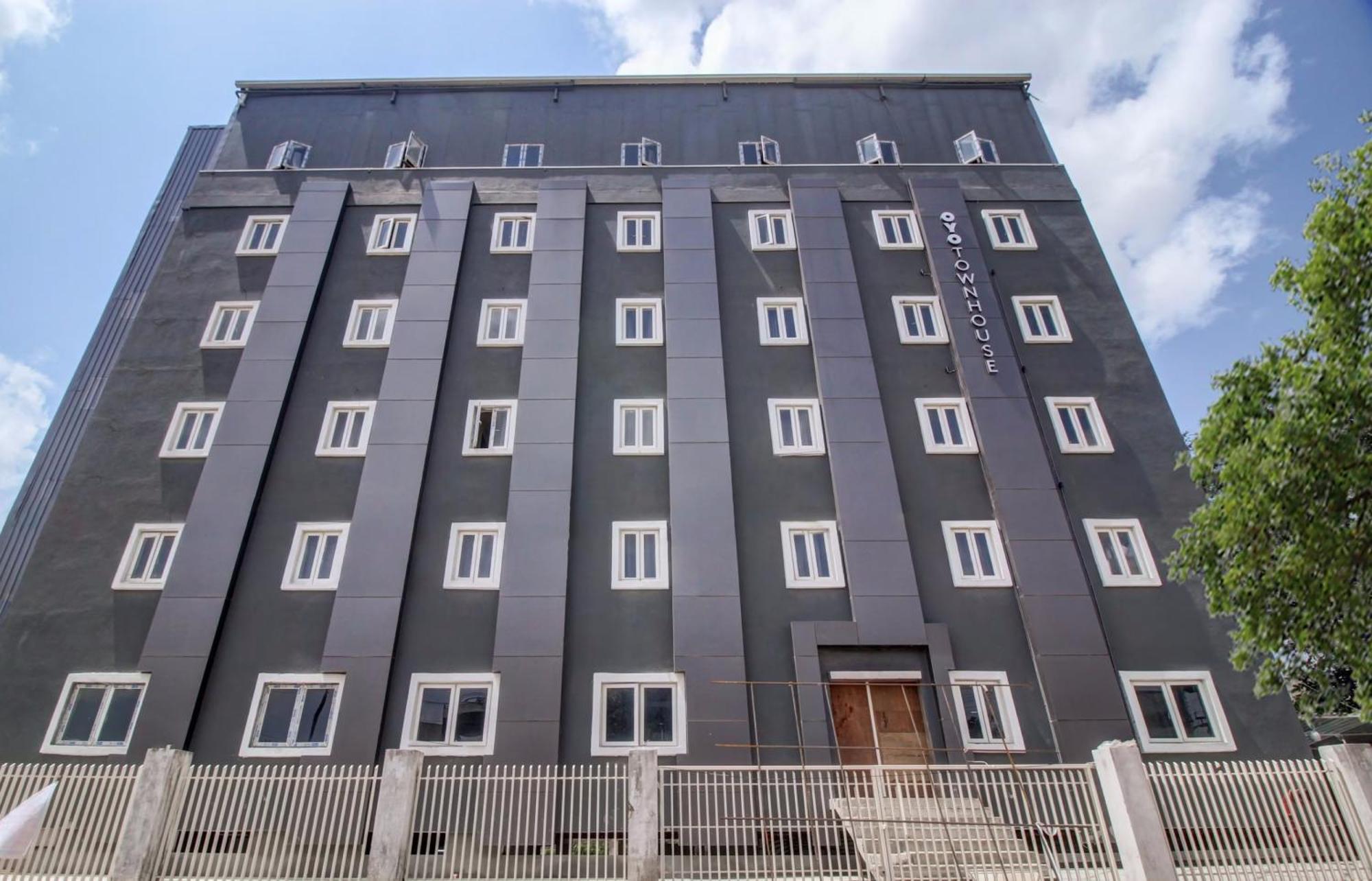 Super Townhouse Rcc Majestic 397 Lb Nagar Hotel Hyderabad Bagian luar foto