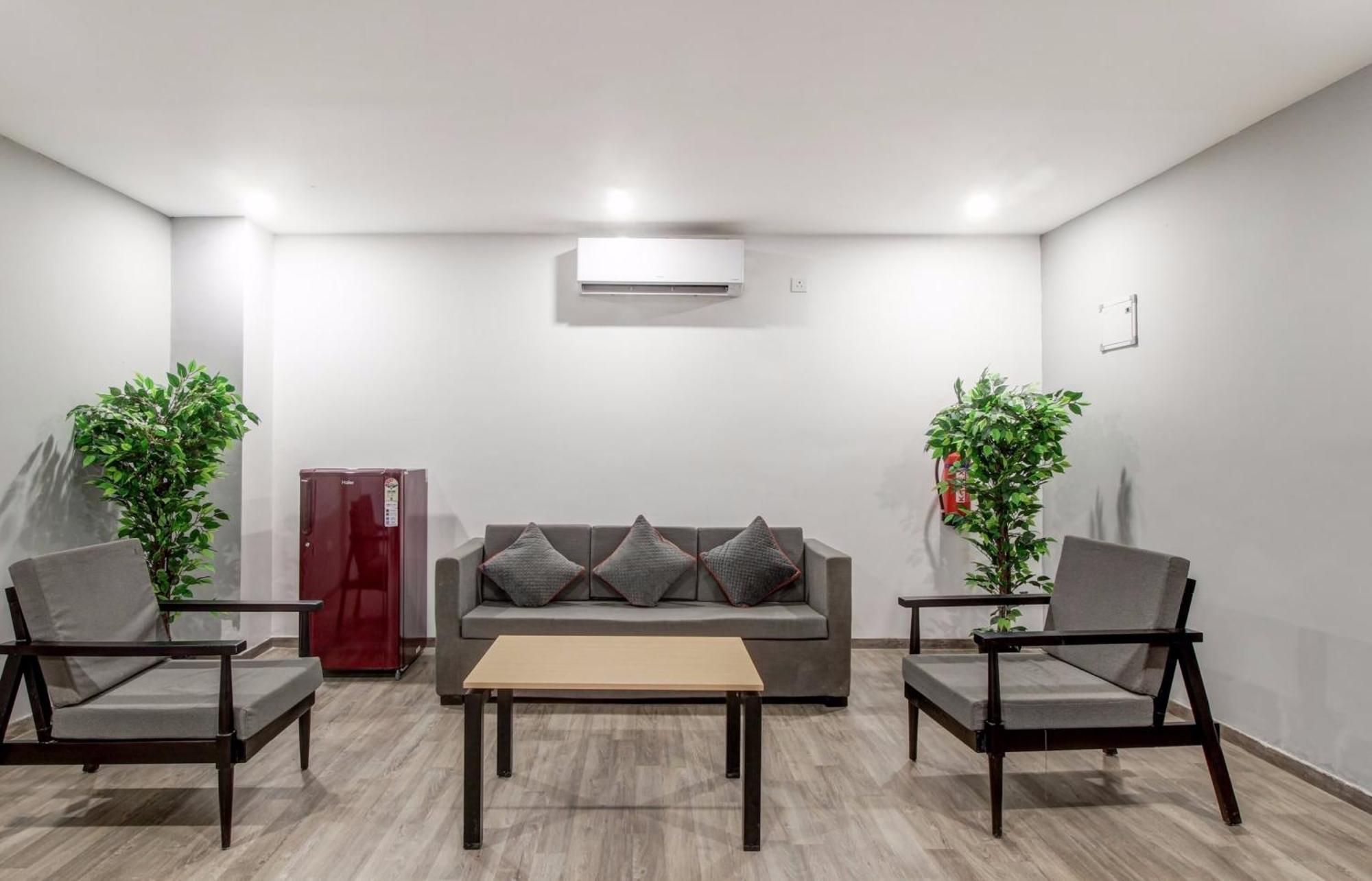 Super Townhouse Rcc Majestic 397 Lb Nagar Hotel Hyderabad Bagian luar foto