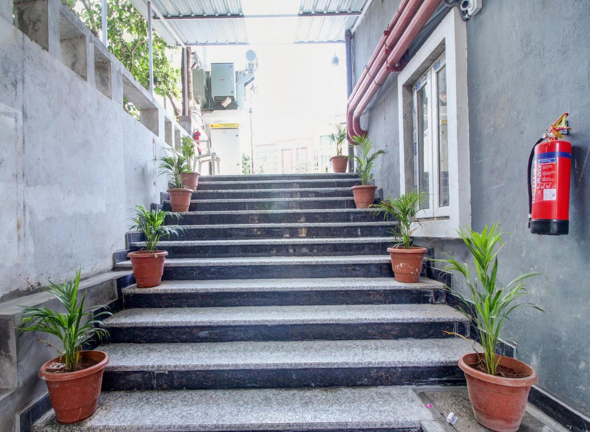 Super Townhouse Rcc Majestic 397 Lb Nagar Hotel Hyderabad Bagian luar foto